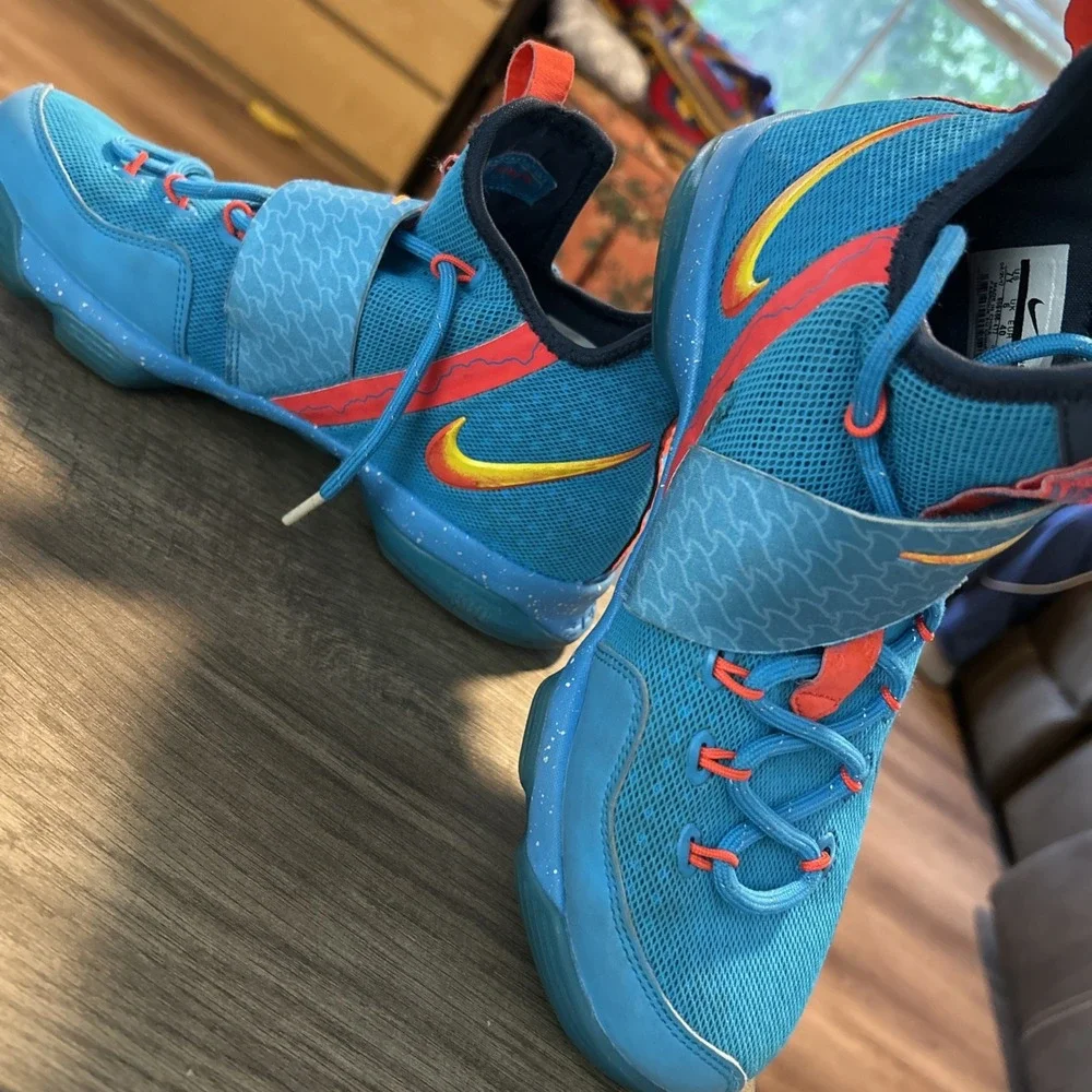 nike youth size 7 LeBron James Basketball Shoes Blue & Yellow‎